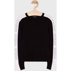 Guess Jeans - Sweter dziecięcy 118 - 175 cm. Czarne swetry dziewczęce z aplikacjami, z poliesteru, z okrągłym kołnierzem. W wyprzedaży za 149,90 zł.