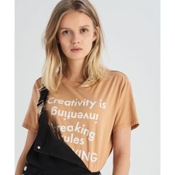 T-shirt z kreatywnym hasłem - Beżowy. Brązowe t-shirty damskie marki Sinsay, s. Za 19,99 zł.