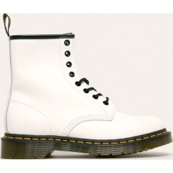 Dr. Martens - Workery skórzane. Białe workery damskie Dr. Martens, ze skóry, z okrągłym noskiem, bez obcasa, na obcasie, na sznurówki. Za 699,90 zł.