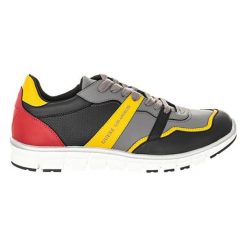 Skórzane sneakersy w kolorze szaro-czarnym. Szare trampki męskie Guess, bez wzorów, z materiału, na sznurówki. W wyprzedaży za 279,95 zł.