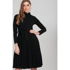 Czarna Sukienka For You. Czarne sukienki damskie Renee, uniwersalny, bez wzorów, z okrągłym kołnierzem, z długim rękawem, długie, midi, plisowane. Za 99,99 zł.