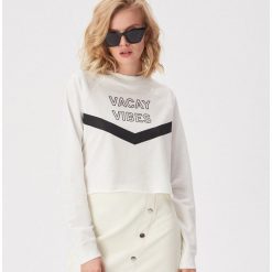 Bluza z nadrukiem Vacay vibes - Kremowy. Białe bluzy damskie Sinsay, s, z nadrukiem, bez rękawów, bez kaptura. Za 39,99 zł.