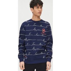 Bluza z nadrukiem all over - Granatowy. Niebieskie bluzy męskie Cropp, s, z nadrukiem, bez kołnierzyka, bez rękawów, bez kaptura. Za 79,99 zł.