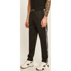 Armani Exchange - Spodnie. Czarne spodnie męskie Armani Exchange, na co dzień, s, z aplikacjami, z poliesteru. Za 559,90 zł.