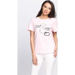 Różowy T-shirt Little Lamb. Różowe t-shirty damskie marki Born2be, s, z nadrukiem, z okrągłym kołnierzem. Za 44,99 zł.