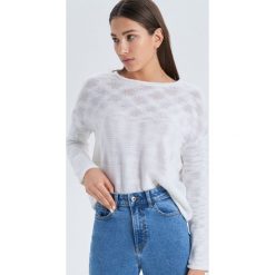 Ażurowy sweter oversize - Biały. Białe swetry damskie Cropp, s, bez wzorów, bez rękawów, bez kaptura. W wyprzedaży za 29,99 zł.