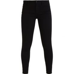 Abercrombie & Fitch BLACK CORE RISE ANKLE Jeans Skinny Fit black. Czarne jeansy damskie relaxed fit marki Abercrombie & Fitch, z bawełny. Za 369,00 zł.