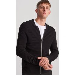Rozpinany sweter - Czarny. Czarne swetry damskie Reserved, s, bez wzorów, bez kołnierzyka, bez kaptura. Za 139,99 zł.