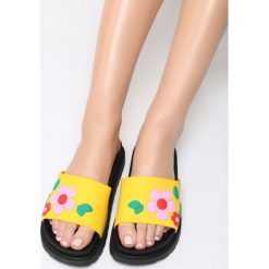 Żółte Klapki Stiff Sunflower. Żółte klapki damskie Born2be, w paski, bez obcasa, na płaskiej podeszwie. Za 49,99 zł.