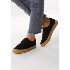 Czarne Trampki Move Over. Czarne trampki i tenisówki damskie Multu, bez wzorów, bez zapięcia. Za 39,99 zł.