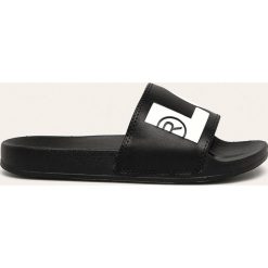 Levi's - Klapki. Czarne klapki damskie Levi's®, bez wzorów, z gumy, bez obcasa, na obcasie. W wyprzedaży za 99,90 zł.