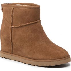 Buty UGG - W Classic Femme Mini 1104609 Che. Pomarańczowe kozaki damskie Ugg, ze skóry, bez obcasa, bez zapięcia. Za 729,00 zł.