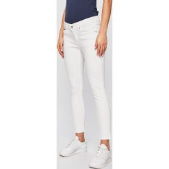 Tommy Jeans - Jeansy Sophie. Białe jeansy damskie Tommy Jeans, bez wzorów, z elastanu, z obniżonym stanem. W wyprzedaży za 359,90 zł.