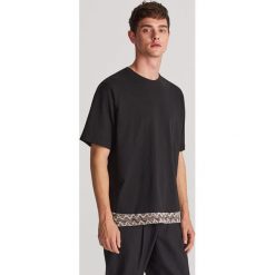 T-shirt z dekoracyjną wstawką - Czarny. Czarne t-shirty męskie Reserved, s. W wyprzedaży za 19,99 zł.