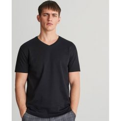 Gładki T-shirt z dekoltem w serek - Czarny. Czarne t-shirty męskie Reserved, xxl, bez wzorów, z dekoltem w serek. Za 49,99 zł.