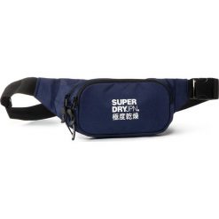 Saszetka nerka SUPERDRY - Small Bumbag M9110042A Downhill Blue. Niebieskie torby męskie skórzane Superdry, bez wzorów, z materiału, młodzieżowe. W wyprzedaży za 109,00 zł.