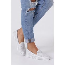 Białe półbuty slip on ażurowe skórzane Casu DP638/19WN. Białe półbuty damskie Casu, bez wzorów, bez obcasa, bez zapięcia. Za 119,99 zł.