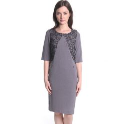 Sukienka w kolorze popielatym. Szare sukienki damskie Far Far Fashion, Ryłko by Agnes&Paul, w koronkowe wzory, z koronki, z okrągłym kołnierzem, bez rękawów. W wyprzedaży za 79,95 zł.