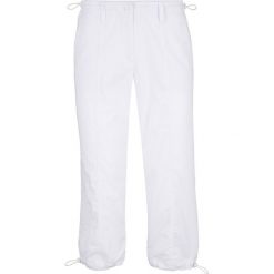 Spodnie 3/4 z haftem bonprix biały. Białe spodnie damskie bonprix. Za 84,99 zł.