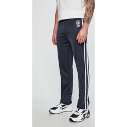 Guess Jeans - Spodnie. Niebieskie spodnie męskie Guess Jeans, na co dzień, s, z aplikacjami, z poliesteru, casualowe. W wyprzedaży za 219,90 zł.