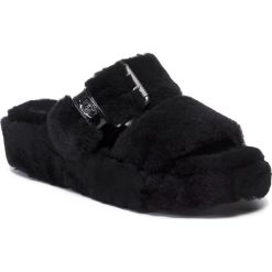 Klapki UGG - W Fuzz Yeah 1104662 Blk/Black. Czarne klapki damskie Ugg, bez wzorów, ze skóry, bez obcasa. W wyprzedaży za 319,00 zł.