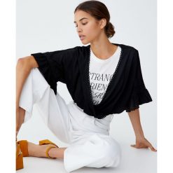 Top w stylu boho z kopertowym dekoltem. Szare koszulki damskie marki Pull&Bear, bez wzorów, boho, bez kołnierzyka, z krótkim rękawem. Za 69,90 zł.