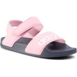 Sandały adidas - adilette Sandal K G26876 Trupnk/Ftwwht/Trablu. Różowe sandały dziewczęce Adidas, ze skóry ekologicznej, bez zapięcia. W wyprzedaży za 99,00 zł.