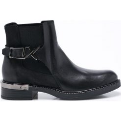 Carinii - Botki by Maja Sablewska. Czarne buty zimowe damskie Carinii, z gumy, na obcasie. W wyprzedaży za 269,90 zł.