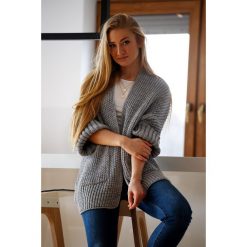 Sweter oversize z kieszeniami szary. Szare sukienki damskie e-margeritka.pl, bez wzorów, z wiskozy, z długim rękawem, długie, bez kaptura. Za 194,99 zł.