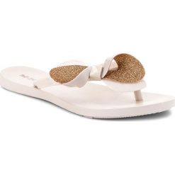Japonki ZAXY - Fresh Trip Fem 82452 Beige 21002 AA285118 02064. Brązowe klapki damskie Zaxy, z aplikacjami, z tworzywa sztucznego, bez obcasa. W wyprzedaży za 79,00 zł.