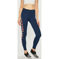 Under Armour - Legginsy. Szare legginsy Under Armour, l, z nadrukiem, z dzianiny. W wyprzedaży za 179,90 zł.