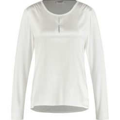 Bluzka w kolorze białym. Białe bluzki damskie Gerry Weber, bez wzorów, z okrągłym kołnierzem, bez rękawów. W wyprzedaży za 179,95 zł.