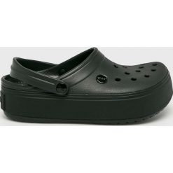 Crocs - Klapki. Czarne klapki damskie marki Crocs, bez wzorów, z materiału, bez obcasa, na obcasie. Za 219,90 zł.