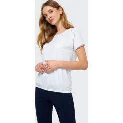 Top z koronką. Bluzki damskie Greenpoint, w koronkowe wzory, z elastanu, bez kołnierzyka. Za 49,99 zł.