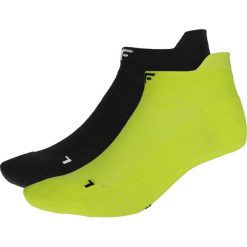 Skarpetki sportowe męskie (2 pary) SOM212 - głęboka czerń+żółty neon. Żółte skarpetki męskie marki 4f, bez wzorów, z materiału. Za 59,99 zł.