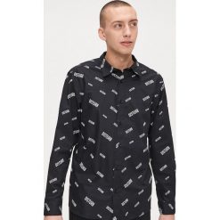 Koszula z nadrukiem all over - Czarny. Czarne koszule męskie Cropp, s, z nadrukiem, bez kołnierzyka, bez rękawów. Za 69,99 zł.