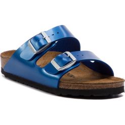 Klapki BIRKENSTOCK - Arizona Bs 1012970 Electric Metallic Ocean. Niebieskie klapki damskie marki Birkenstock, bez wzorów, ze skóry ekologicznej, bez obcasa. Za 289,00 zł.
