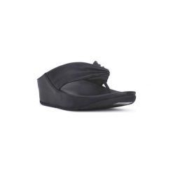 Japonki FitFlop FIT FLOP TWISS. Czarne klapki damskie FitFlop, bez wzorów, bez obcasa. Za 395,74 zł.