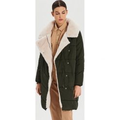 Pikowany płaszcz ze sztucznym futrem - Khaki. Brązowe płaszcze damskie Cropp, s, bez wzorów. Za 299,99 zł.