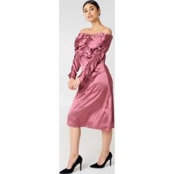 NA-KD Party Sukienka z odkrytymi ramionami - Pink. Różowe sukienki damskie NA-KD Party, na imprezę, bez wzorów, z poliesteru, bez kołnierzyka, bez rękawów, z odkrytymi ramionami. W wyprzedaży za 36,58 zł.