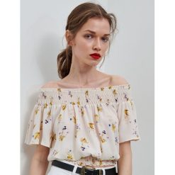 Bluzka hiszpanka w kwiaty - Kremowy. Białe bluzki damskie Reserved, w kwiaty, bez kołnierzyka, bez rękawów. W wyprzedaży za 39,99 zł.