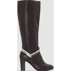 Buty zimowe damskie: Skórzane kozaki z fantazyjnymi paskami