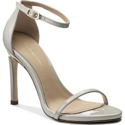Sandały STUART WEITZMAN - 105nudisttraditional XL17435 Gres Gloss. Szare klapki damskie Stuart Weitzman, bez wzorów, ze skóry, bez obcasa, na obcasie. W wyprzedaży za 939,00 zł.