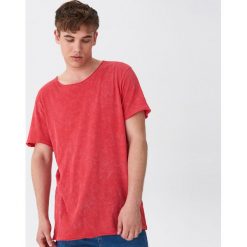 T-shirt w marmurkowy wzór - Czerwony. Czerwone t-shirty męskie House, s, bez wzorów, bez kołnierzyka. W wyprzedaży za 19,99 zł.
