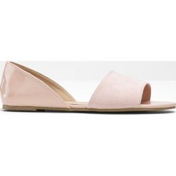 Sandały bonprix stary jasnoróżowy. Różowe sandały damskie bonprix, bez wzorów, retro, bez obcasa, bez zapięcia. Za 59,99 zł.
