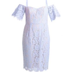 City Chic DRESS WHISPER Sukienka koktajlowa blue powder. Niebieskie sukienki koktajlowe City Chic, z bawełny. W wyprzedaży za 503,20 zł.