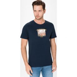 Jack & Jones Trevor Koszulka Niebieski. Niebieskie podkoszulki męskie Jack & Jones, xl, z nadrukiem, z bawełny, z krótkim rękawem. Za 64,95 zł.