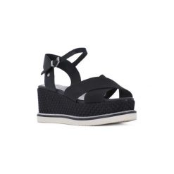 Sandały Tommy Hilfiger 990 SPORTY. Czarne sandały damskie TOMMY HILFIGER, bez wzorów, sportowe, bez obcasa, bez zapięcia. Za 335,08 zł.
