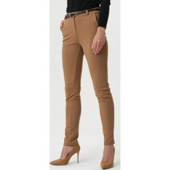 Camelowe Spodnie Wheatley. Brązowe spodnie damskie Born2be, s, w paski, z tkaniny, eleganckie, z standardowym stanem. Za 99,99 zł.