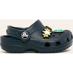 Crocs - Klapki dziecięce. Niebieskie sandały dziewczęce Crocs, z materiału, z okrągłym noskiem, bez zapięcia. W wyprzedaży za 99,90 zł.